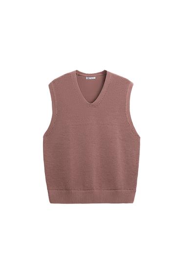 Knit vest in a cotton blend. Sleeveless with V-neckline. Rib trim.