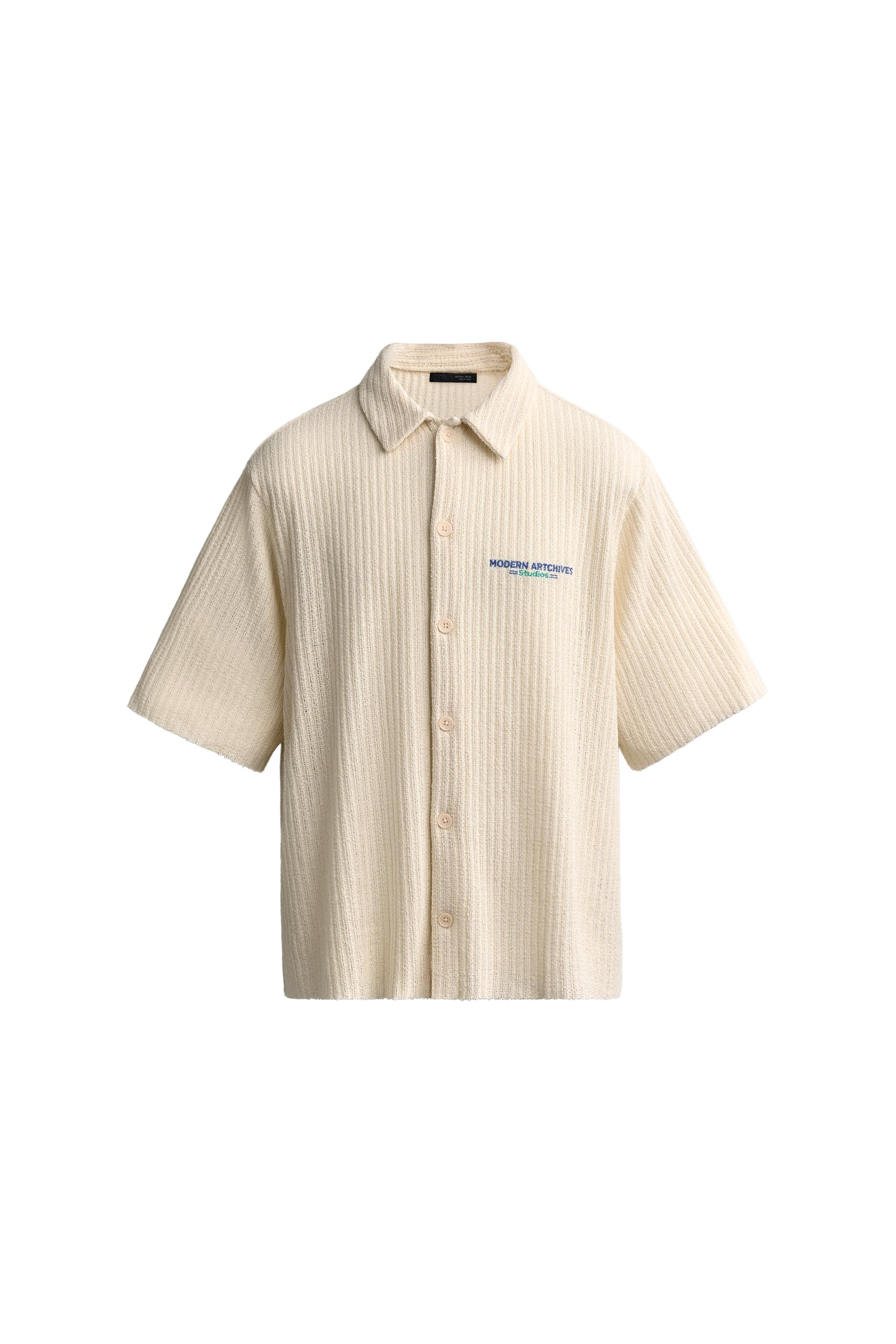 CAMISA ESTRUCTURA CALADA TEXTO ESTAMPADO