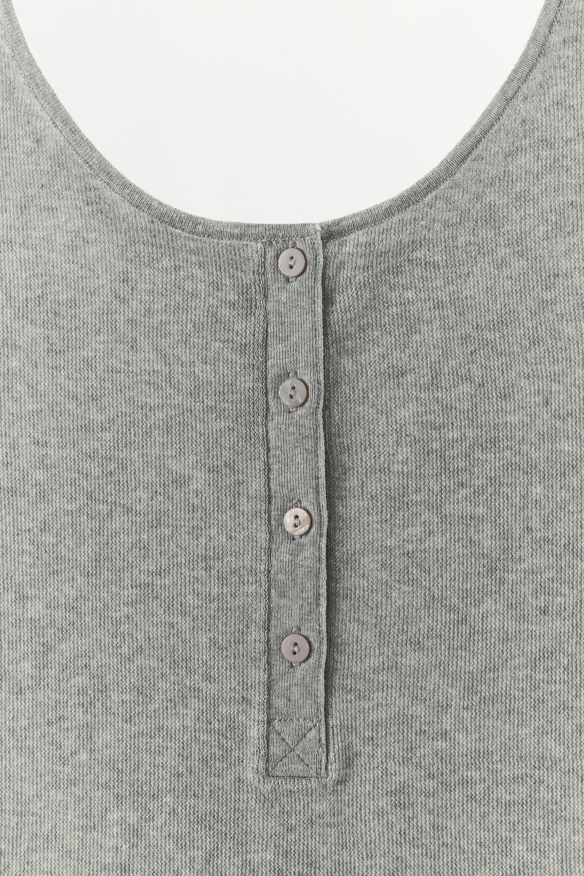 BUTTON KNIT TOP