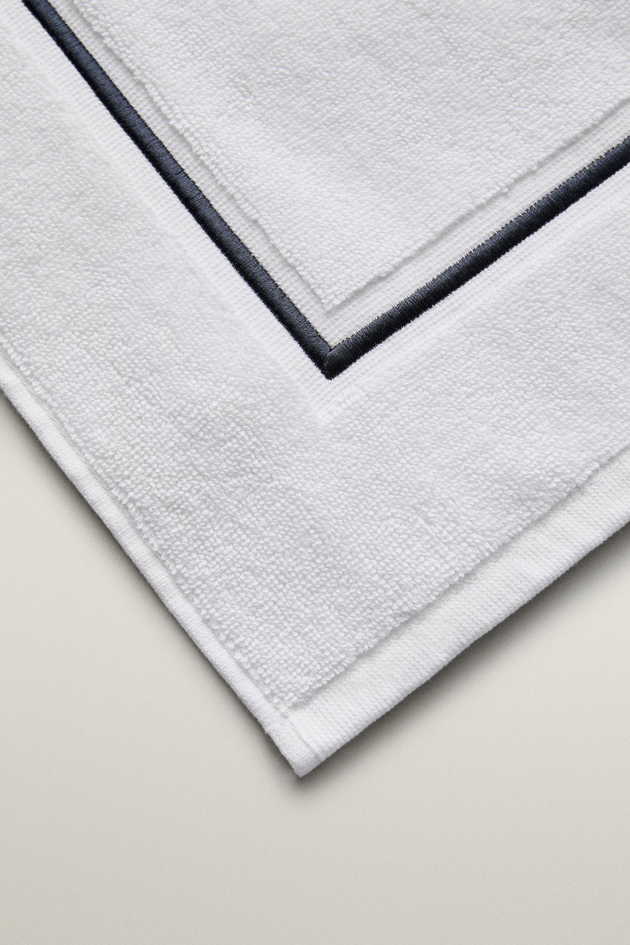 SCALLOPED BATH MAT — Navy / White