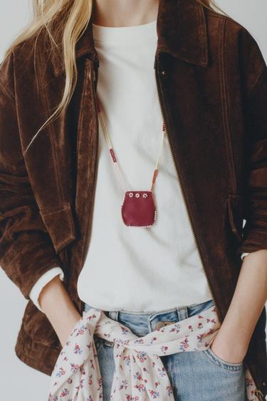 ОЖЕРЕЛЬЕ С БУСИНАМИ И СУМОЧКОЙ — ГРАНАТОВЫЙ от Zara