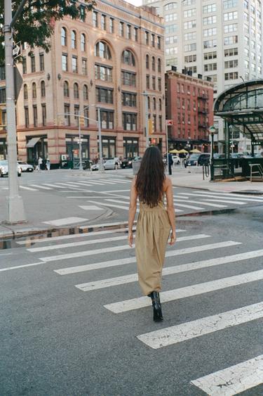 MIDI ŠATY BEZ RAMÍNEK - Khaki od Zara