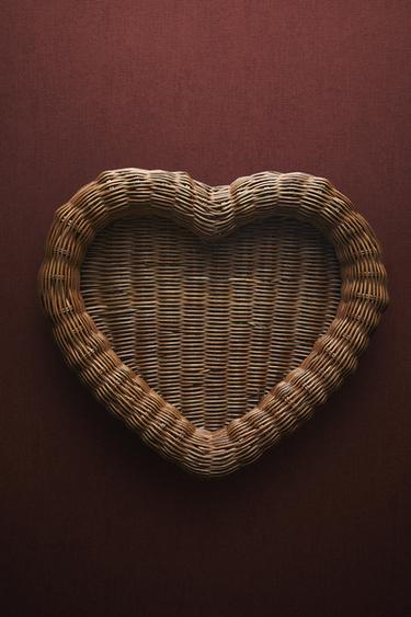 RATTAN CHRISTMAS HEART TRAY - Brown by Zara