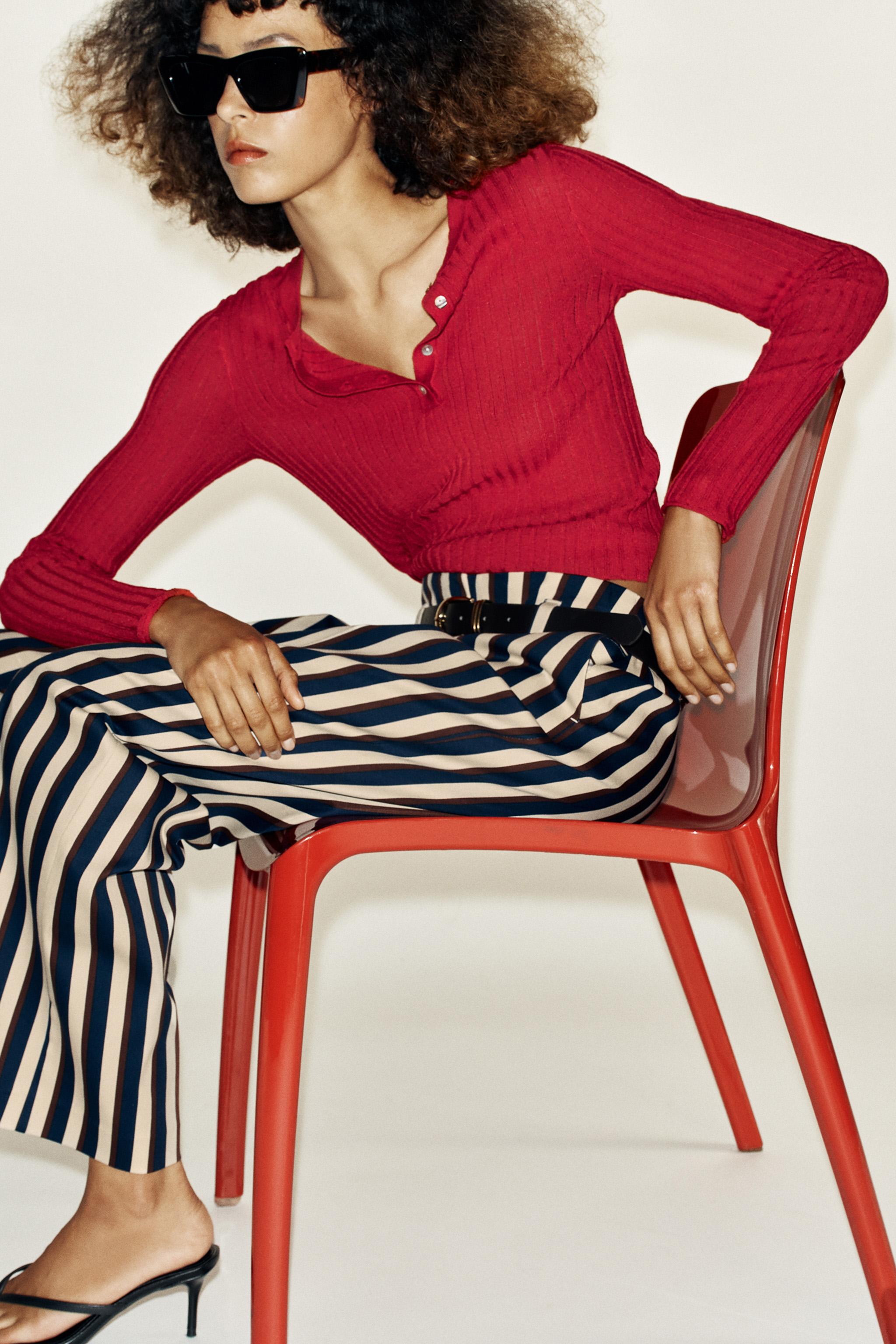 PANTALON À RAYURES ET CEINTURE