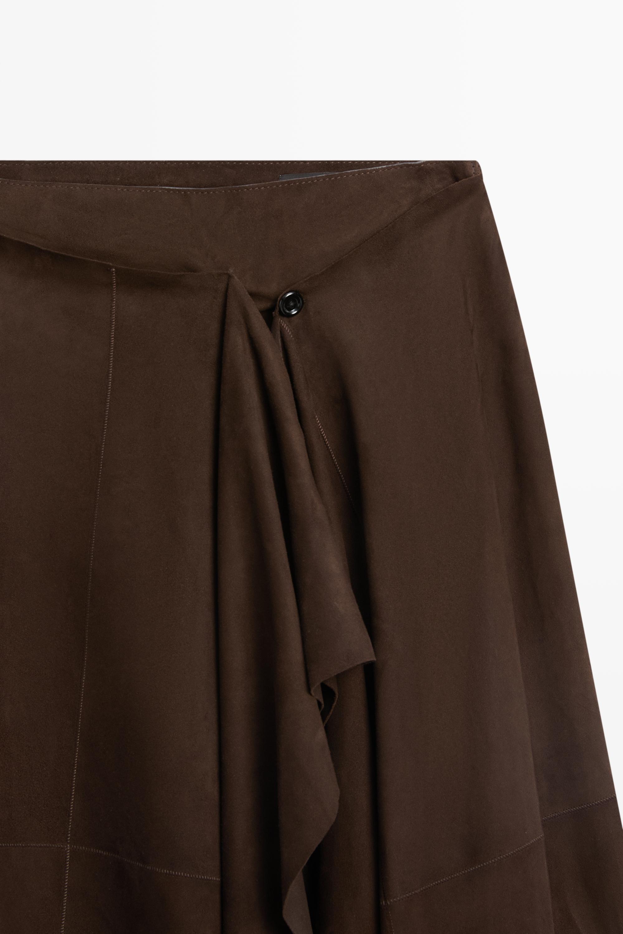 Jupe midi en daim avec détail volant