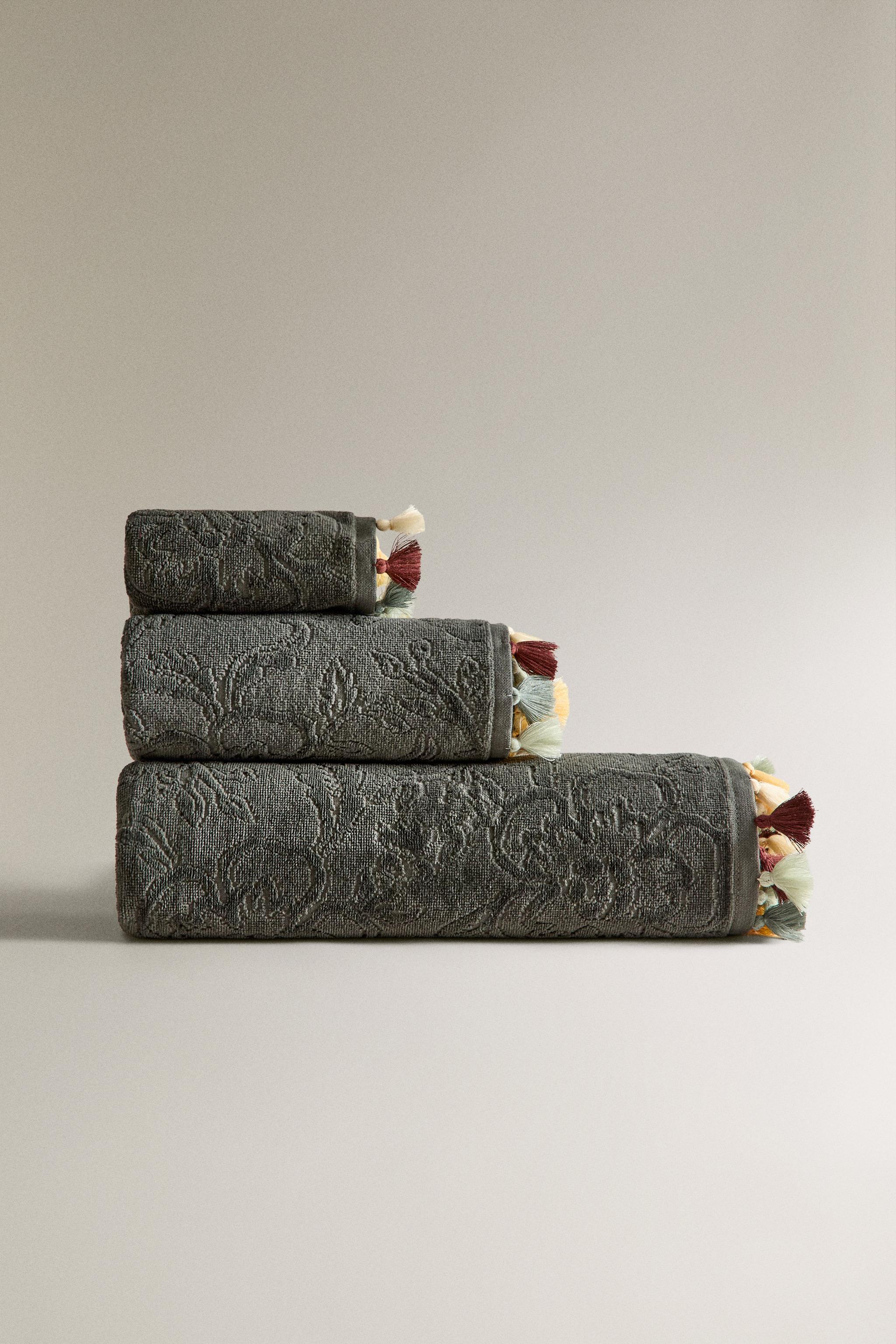 JACQUARD POMPOM BATH TOWEL