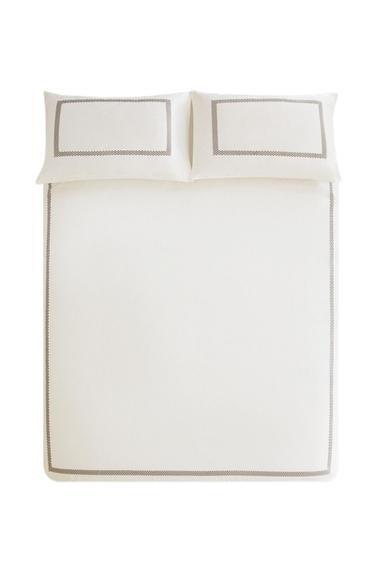 غلاف لحاف ساتان بتطريز هندسي - بني/ توبو الخاص بـ Zara