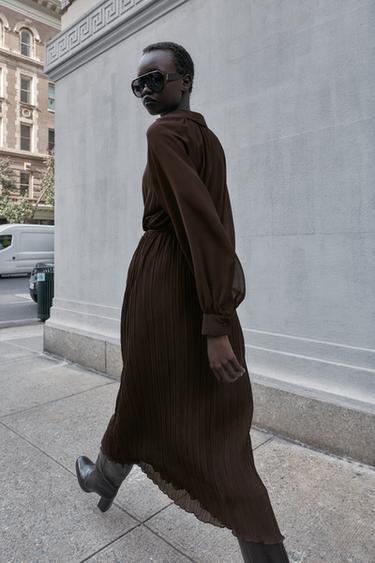 ROBE MI-LONGUE PLISSÉE AVEC CEINTURE - Marron de Zara - Image 5