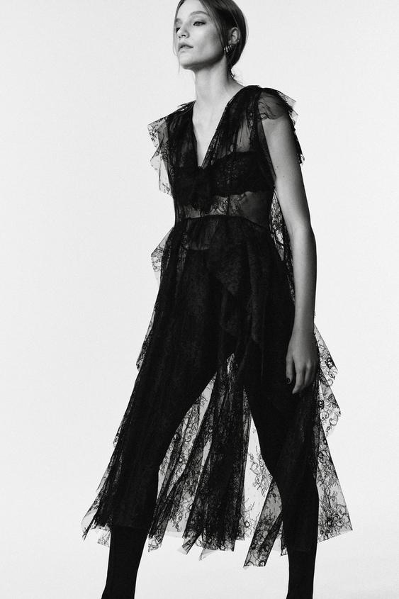 Černý krajkový midi set šatů s výstřihem do V, krátkým rukávem a asymetrickým lemem.