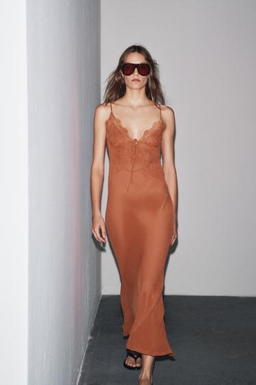 فستان جورجيت بتطريزات وخرزات - تيجا الخاص بـ Zara