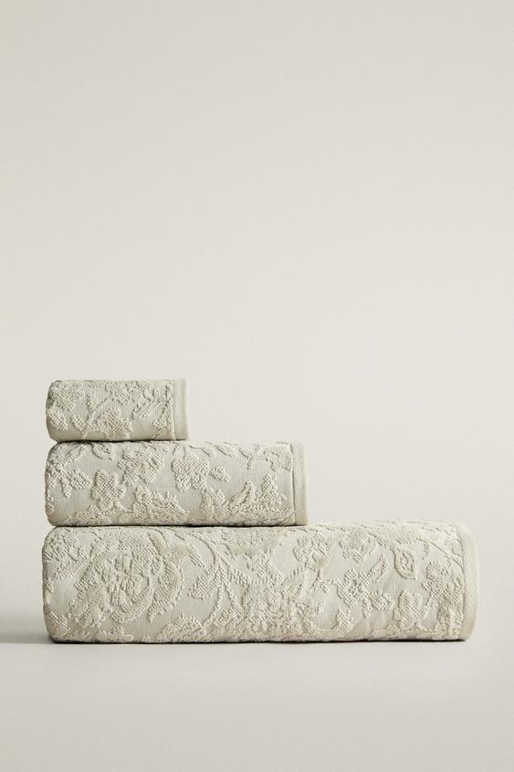 FLORAL JACQUARD BATH TOWEL - Greenish by Zara - Image 0