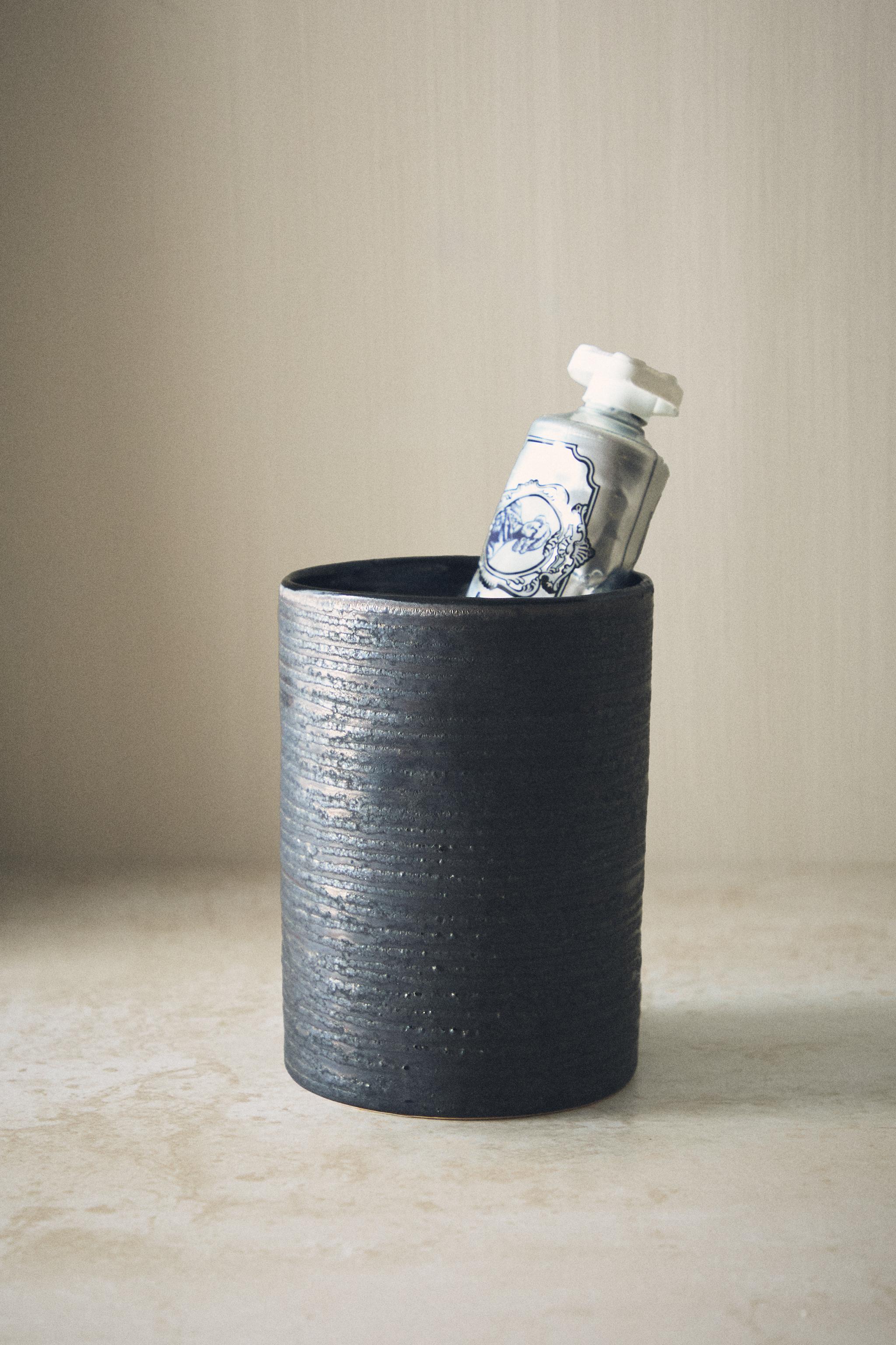 BLACK CERAMIC TOOTHBRUSH TUMBLER