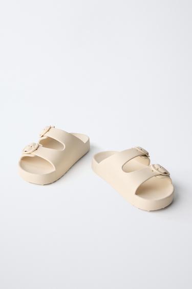 SANDALES EN CAOUTCHOUC À BOUCLES - Blanc écru de Zara - Image 2