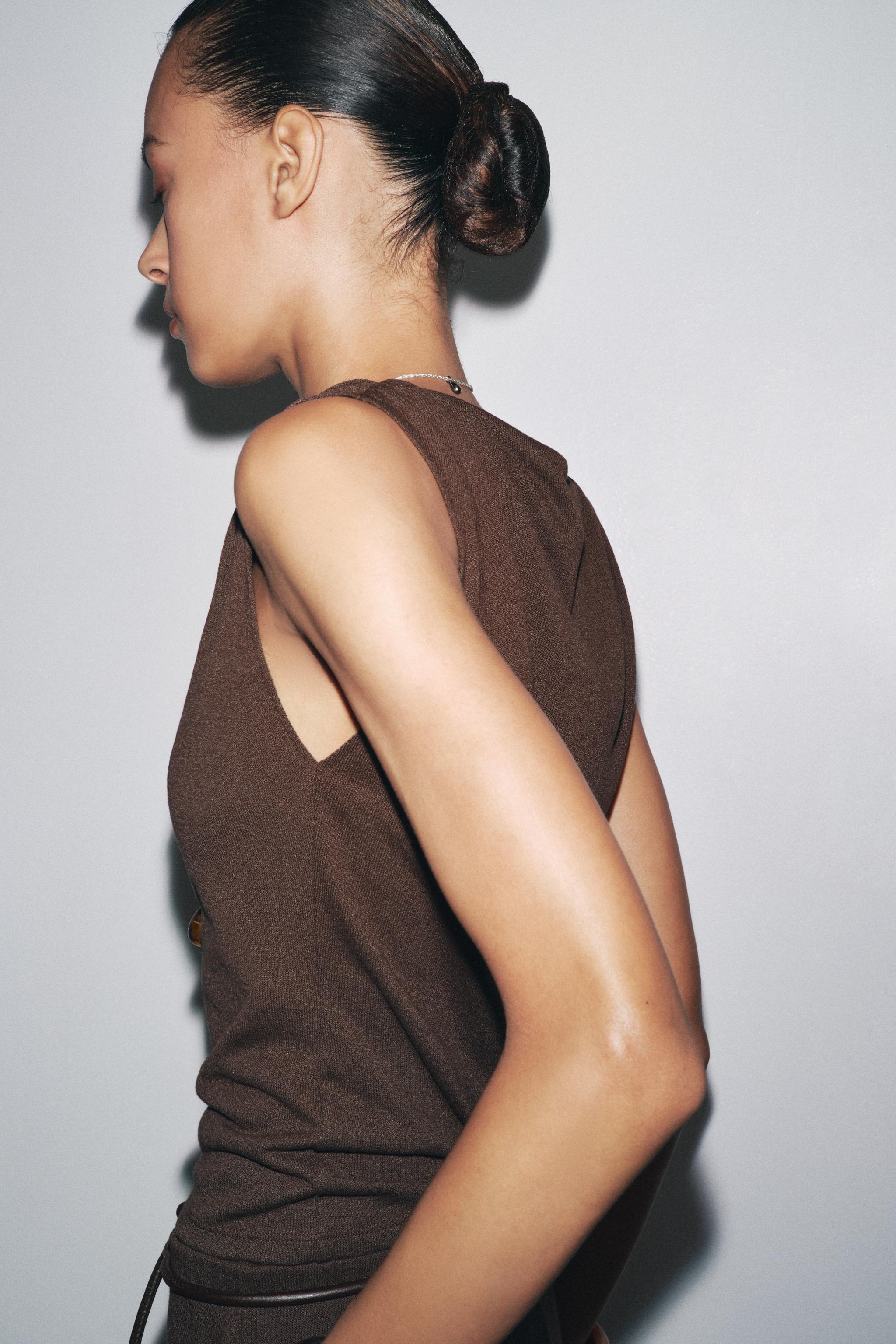 CUT-OUT KNIT TOP