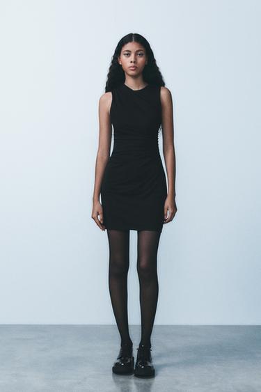 VESTIDO CORTO DRAPEADO - Negro de Zara