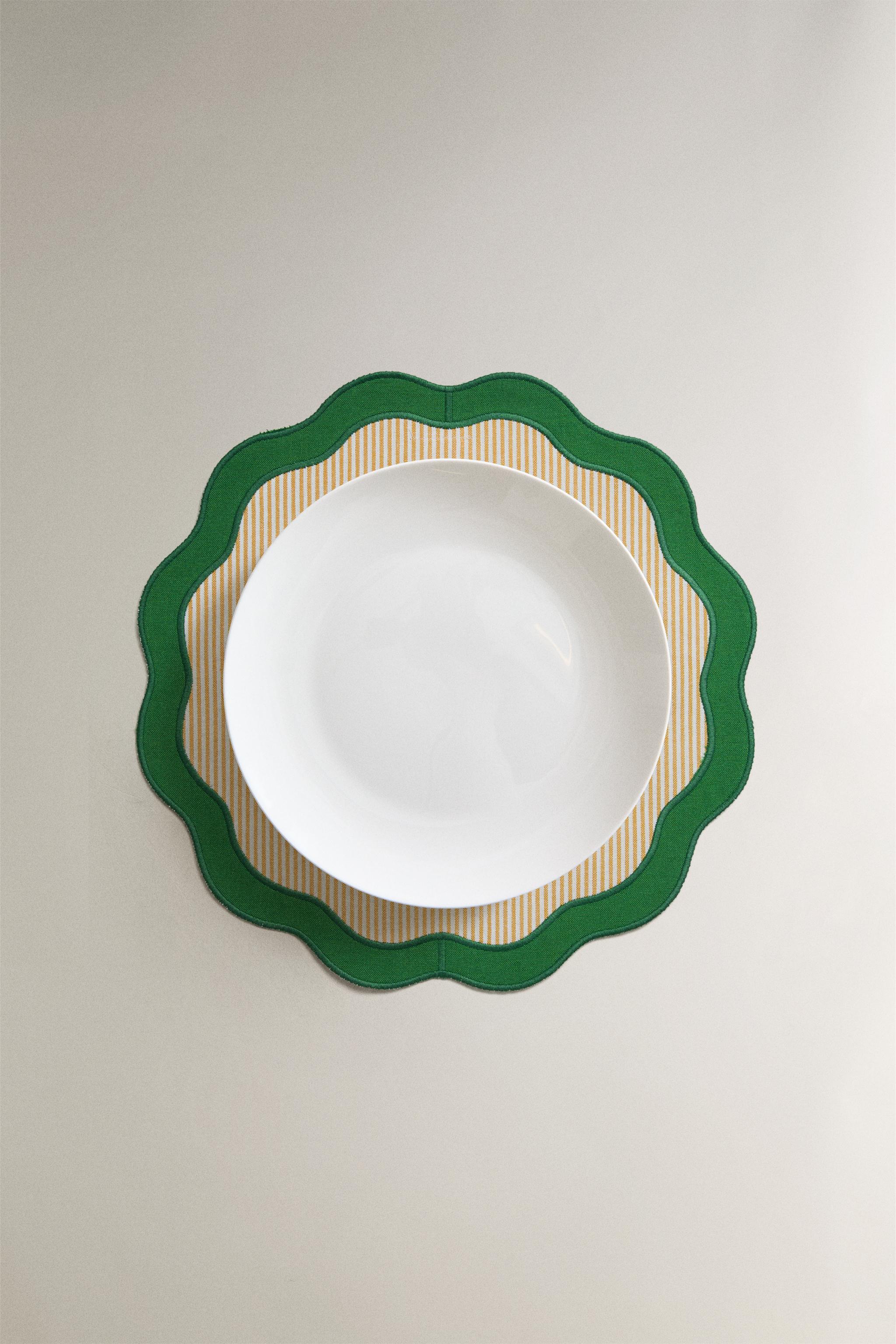 STRIPED PLACEMAT WITH SCALLOPED EDGE