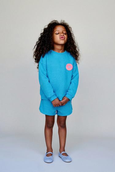 CONJUNTO SUDADERA Y BERMUDA PARCHE ENGOMADO - Azul claro de Zara