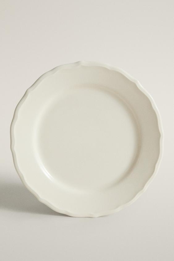 Zaras FLAT TALLRIK I LERGODS MED RELIEFDESIGN LÄNGS KANTEN - Naturfärg - Bild 0