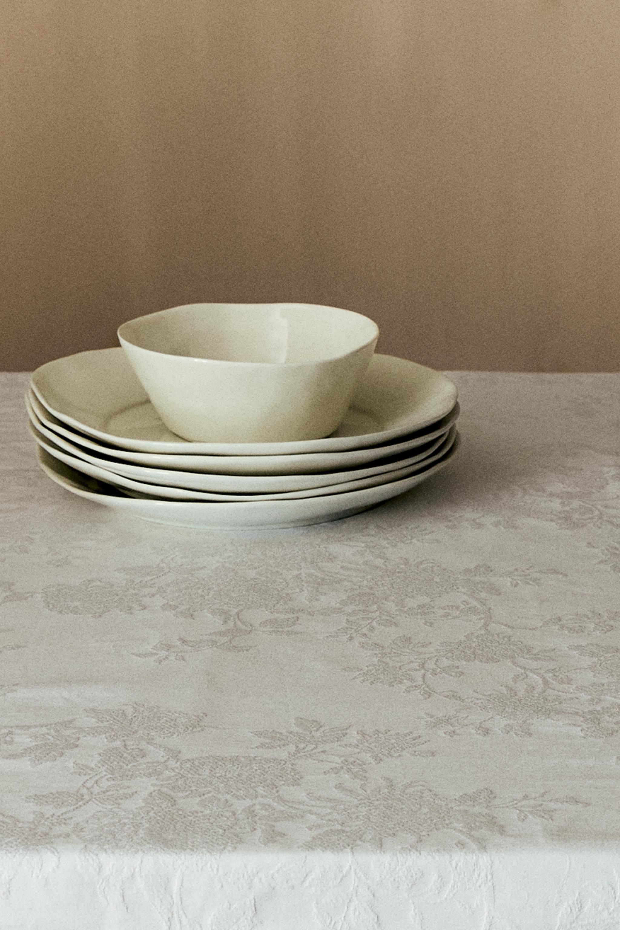 さえら　アキアカネテーブルクロス さえらアキアカネのフリル付き花柄テーブルクロス さえら