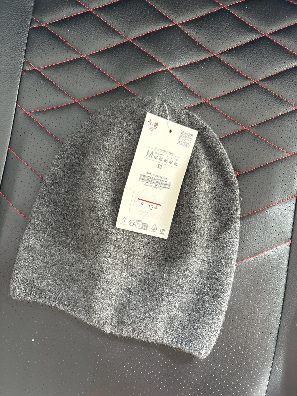 Grey hat on black seat. Text: SIZE / SIZE / SIZE USA MEX UK IT BR M M M M M M ITEM: 3739/226/801 03739226801036 € 12.95