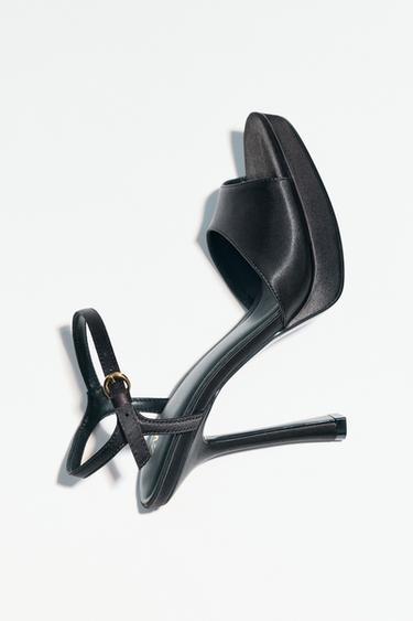 SANDALES À TALONS À EFFET SATINÉ - Noir de Zara