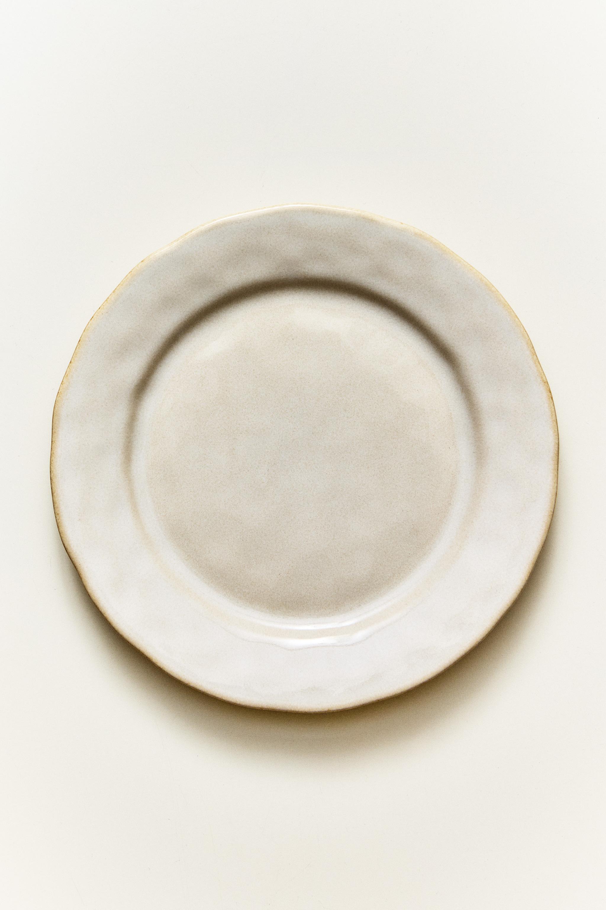 ASSIETTE À DESSERT EN GRÈS À BORD IRRÉGULIER