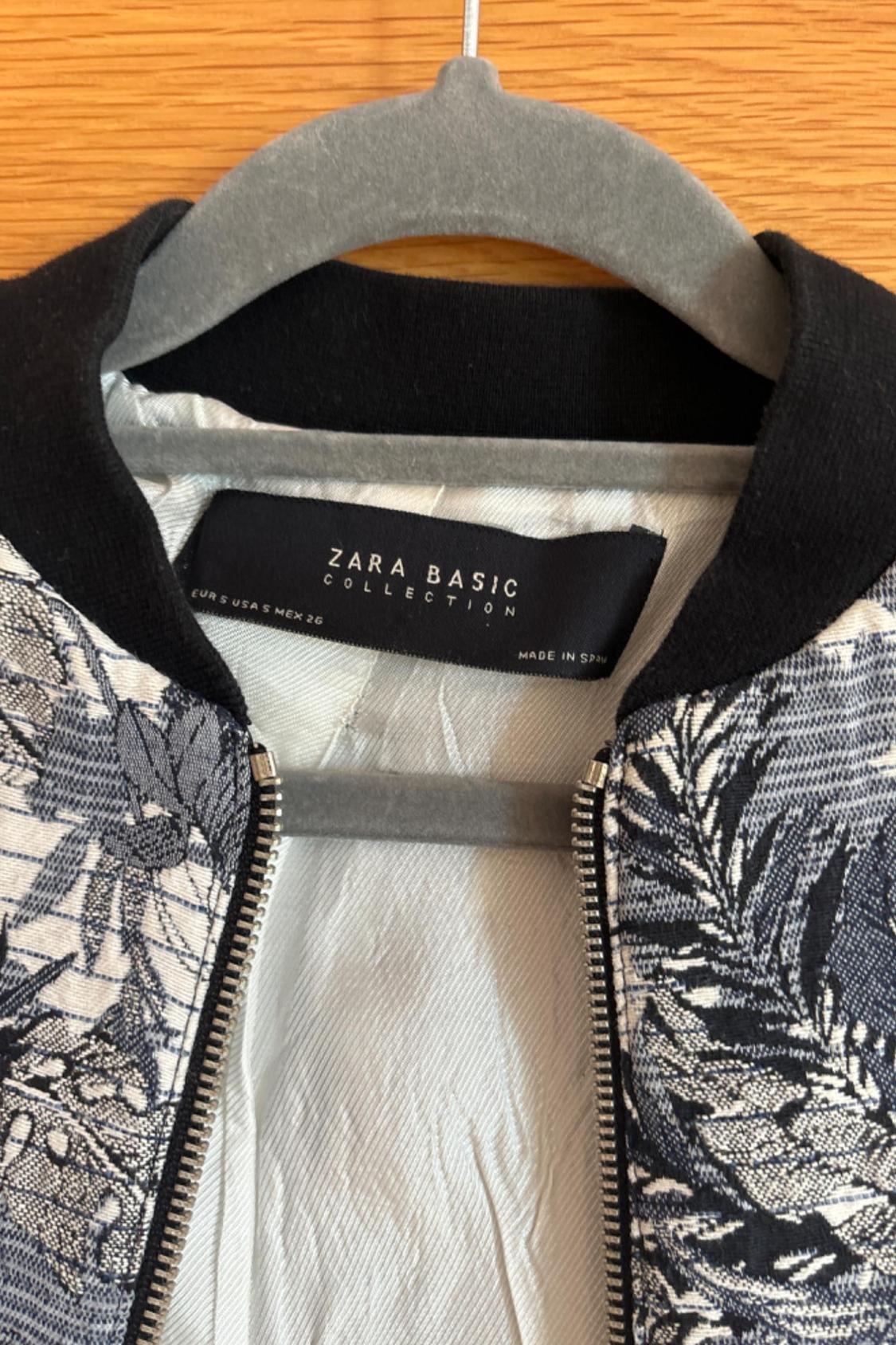 CHAQUETA ESTILO BOMBER AZUL Y BLANCO BORDADA - Image 4