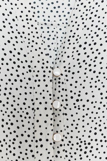 CHEMISE À POIS À MANCHES RETROUSSÉES - Écru / Noir de Zara - Image 7