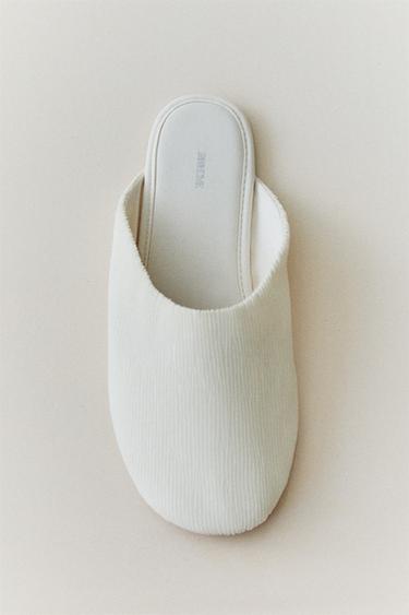 PLEATED MULES - بيج الخاص بـ Zara