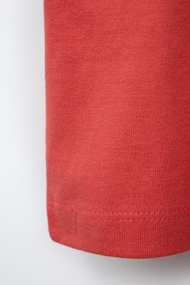 T-SHIRT À INSCRIPTION IMPRIMÉE EN RELIEF - Rouge / Blanc de Zara - Image 3