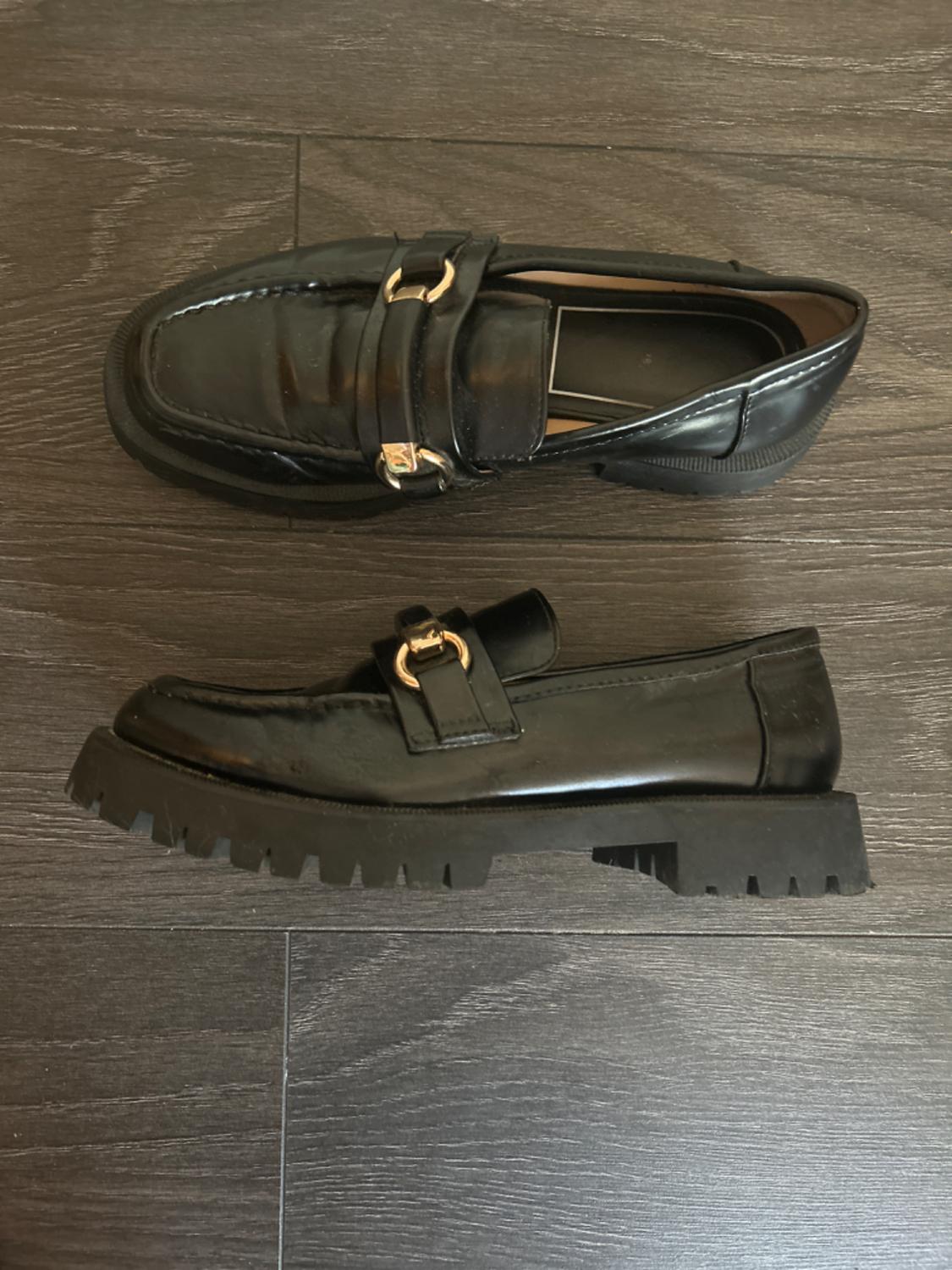 FLAT LOAFERS WITH CHAIN DETAIL