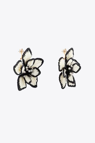 BOUCLES D'OREILLES FLEUR EN RAPHIA CONTRASTÉE - Écru / Noir de Zara - Image 1