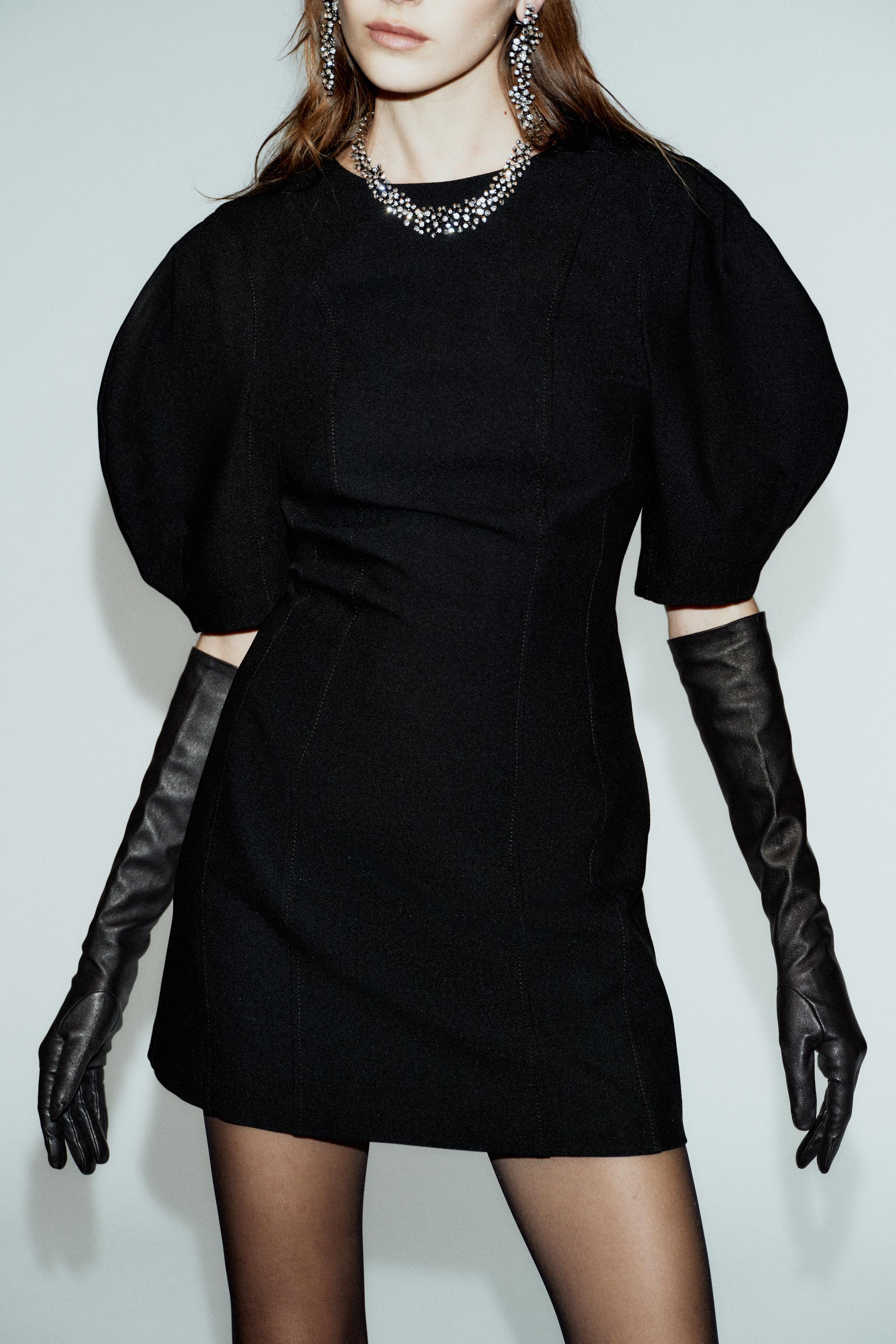 ROBE COURTE À MANCHES GLOBES