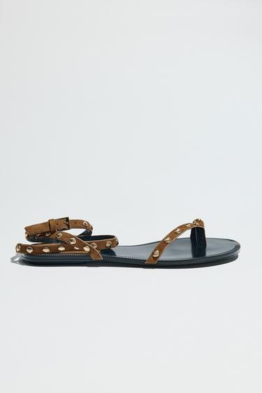 SANDALES À BRIDES ET CLOUS EN CUIR - Marron de Zara