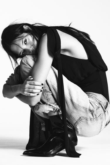 BOTTINES À TALONS EN RELIEF - Noir de Zara - Image 2