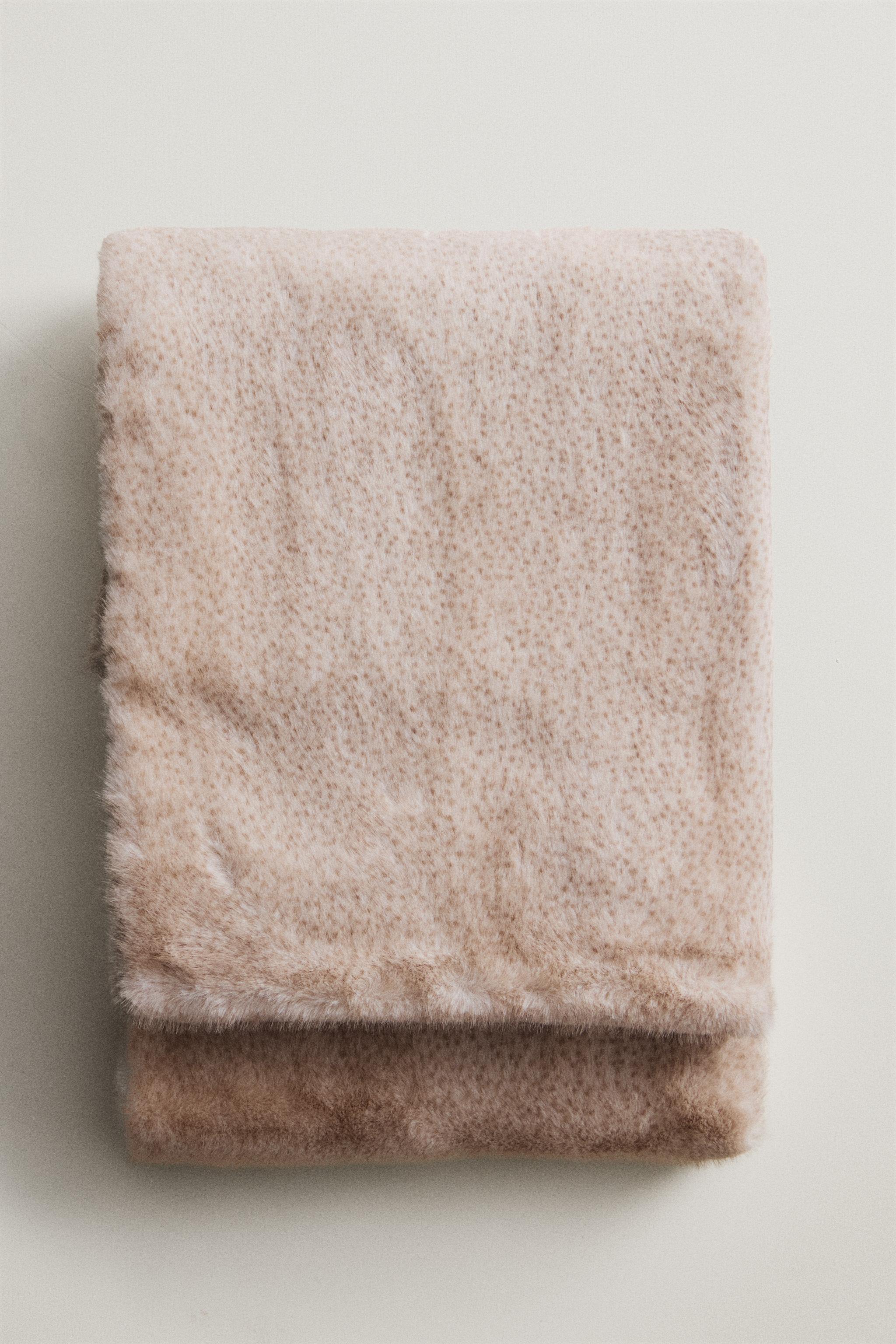 FLECKED FUR BLANKET
