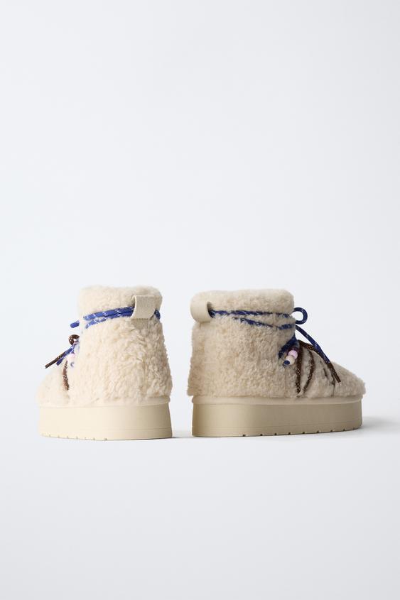 BOTTINES EN PEAU DE MOUTON CHARMS - Blanc écru | ZARA France