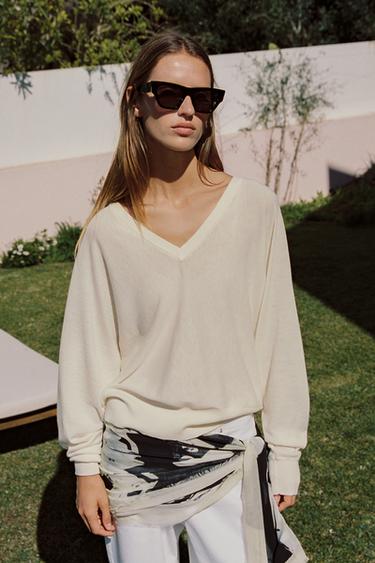 PULL EN MAILLE AVEC COL EN V - Blanc de Zara