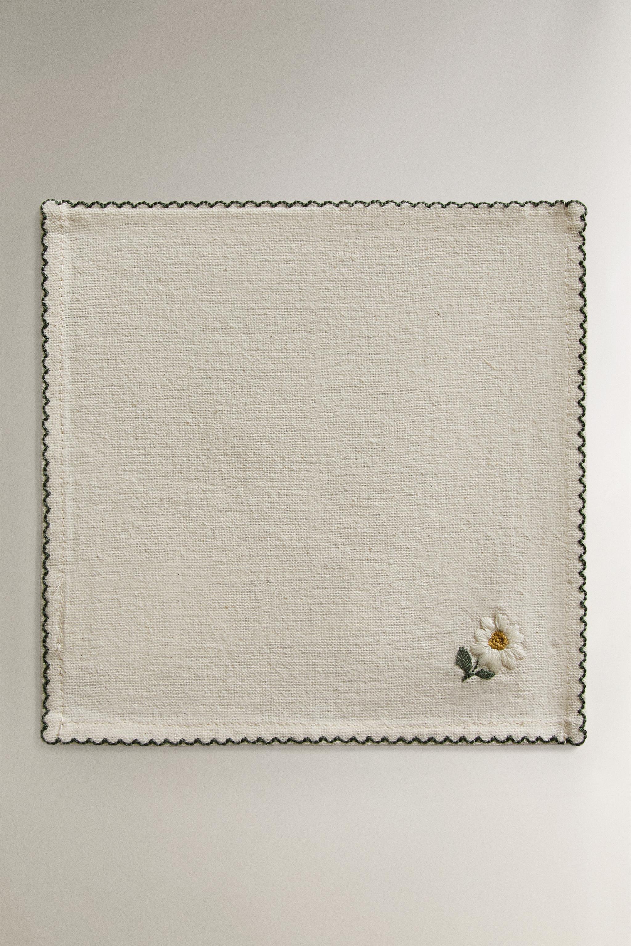 LOT DE SERVIETTES DE TABLE BRODERIE FLEURIE (LOT DE 4)