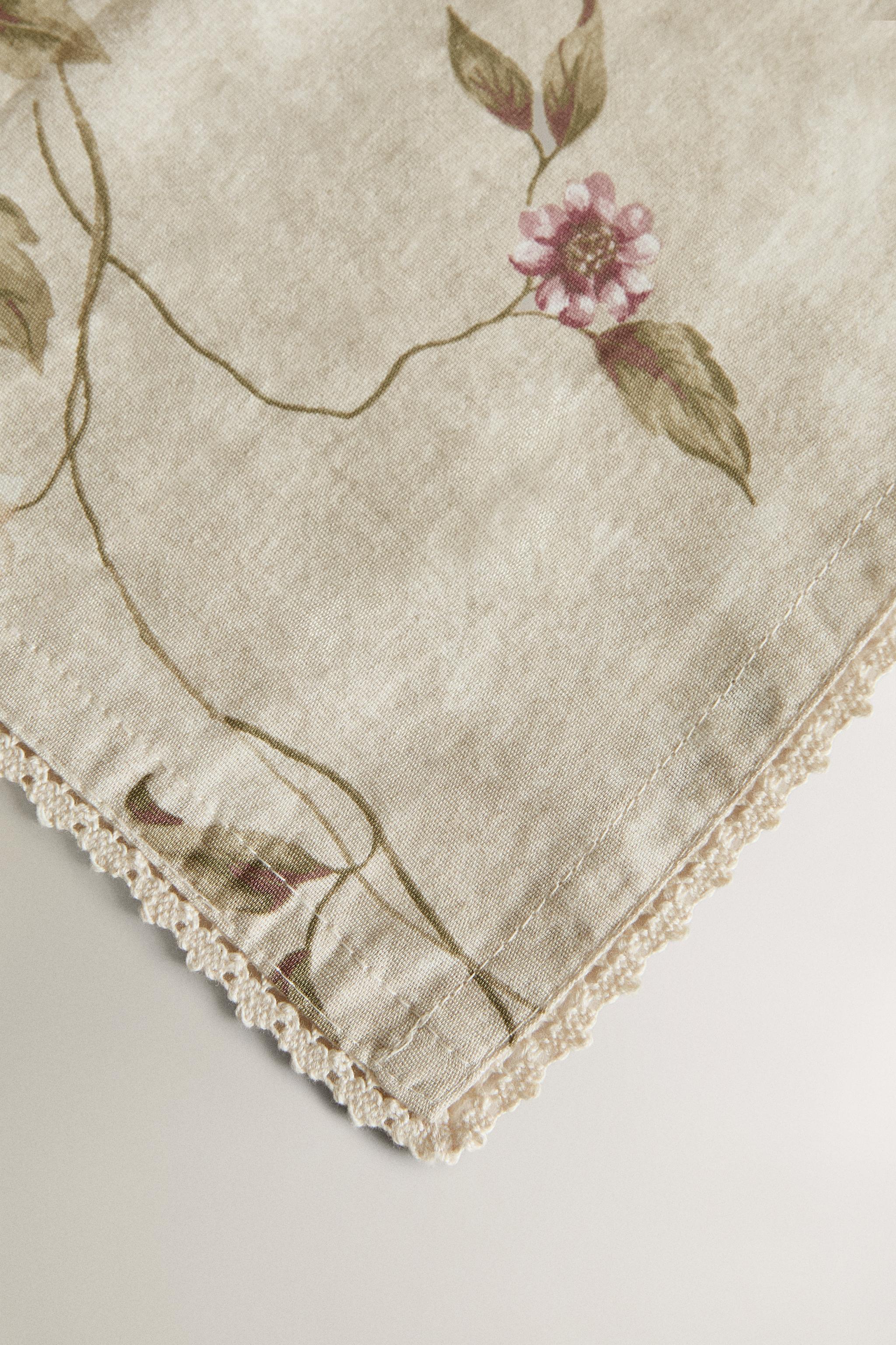 CHEMIN DE TABLE IMPRIMÉ FLORAL ET DENTELLE