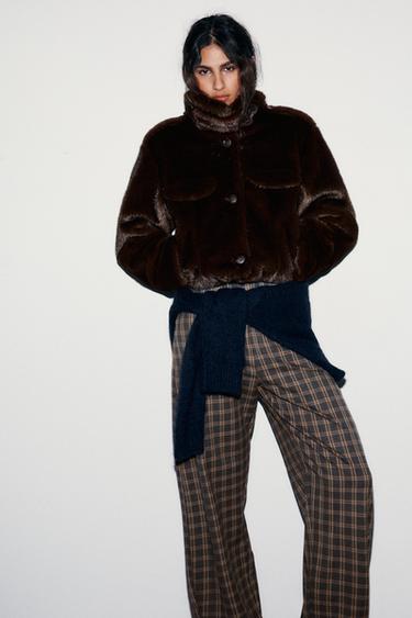 ABRIGO CORTO BOMBER EFECTO PELO - Tostado oscuro de Zara