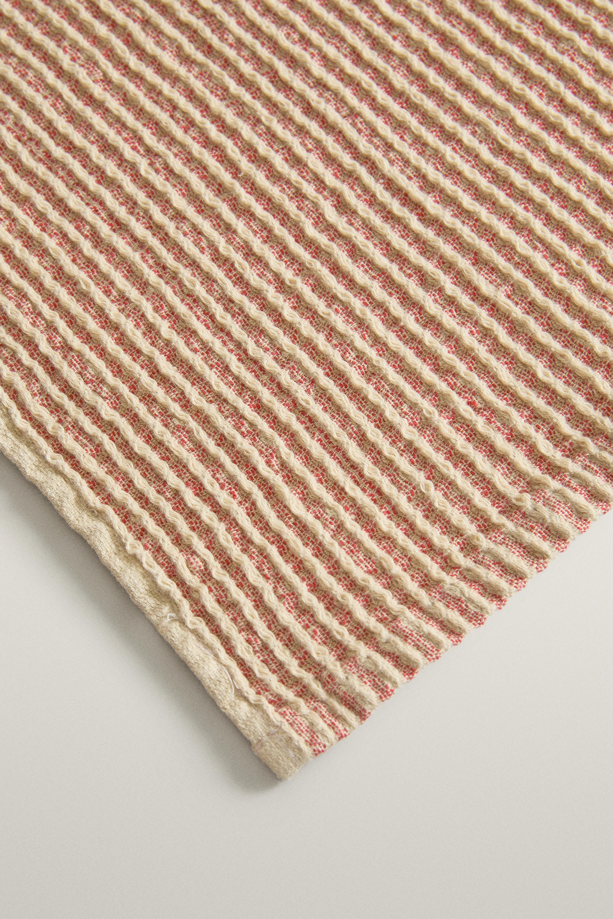 TWO-TONE WAFFLE BATH TOWEL