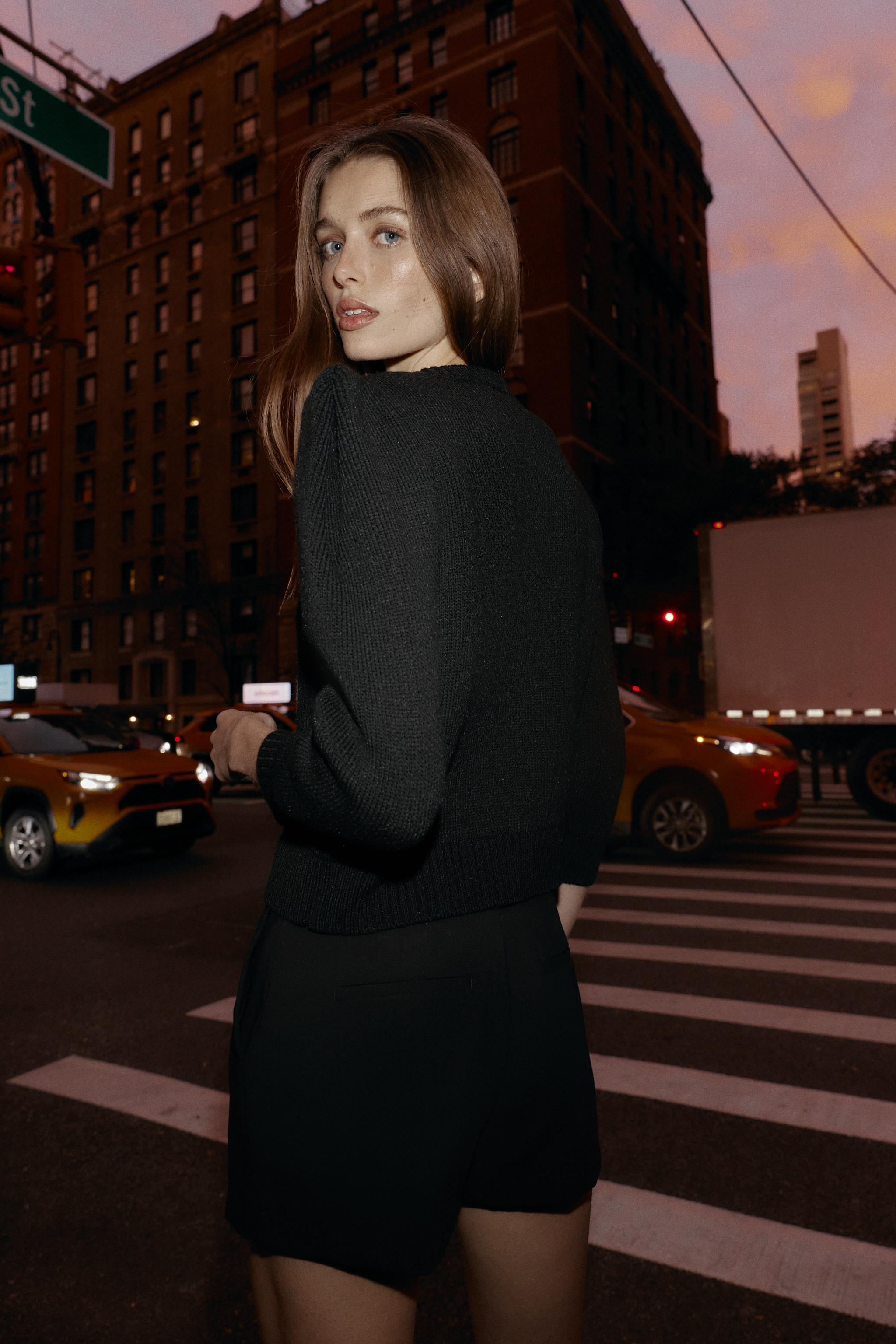 GILET EN MAILLE À ÉPAULES MARQUÉES