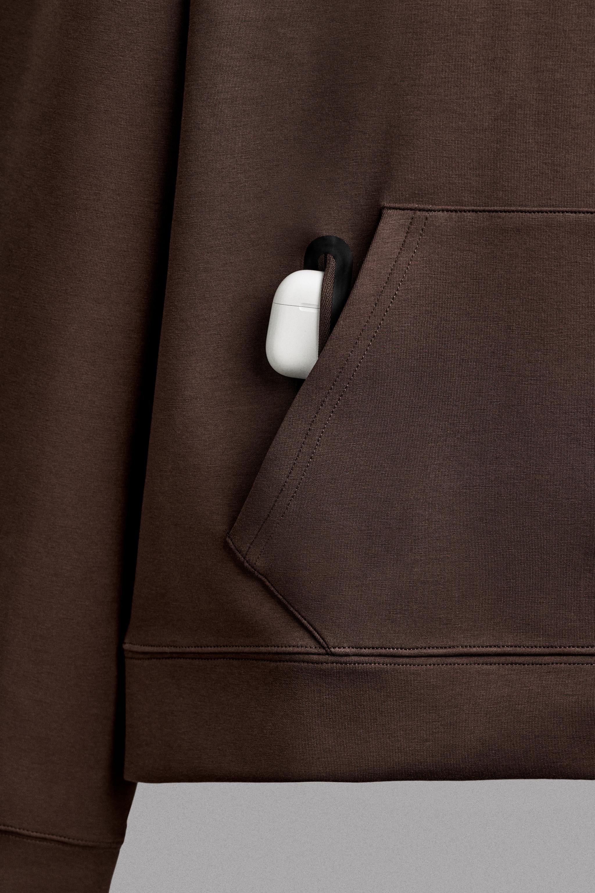 SWEAT TECHNIQUE À CAPUCHE