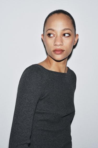 ФУТБОЛКА В РУБЧИК С ВЫРЕЗОМ ЛОДОЧКОЙ — ТЕМНЫЙ С МЕЛАНЖЕВЫМ ЭФФЕКТОМ от Zara