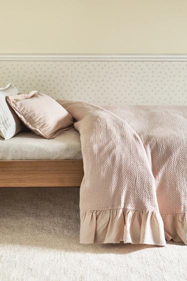 DZIECIĘCA NARZUTA Z FALBANĄ - Różowy pudrowy Zara