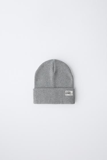 BONNET EN MAILLE CÔTELÉE AVEC ÉTIQUETTE - Gris de Zara