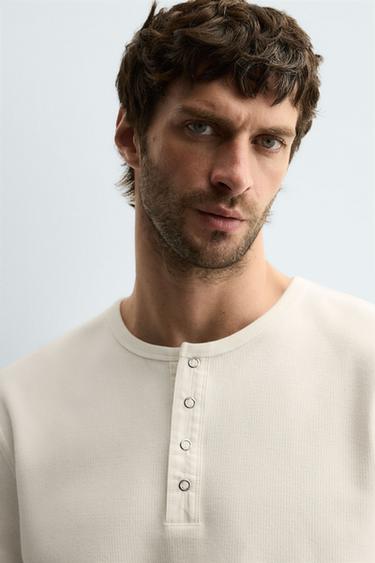 T-SHIRT CANNELÉ COL BOUTONS - Blanc cassé de Zara
