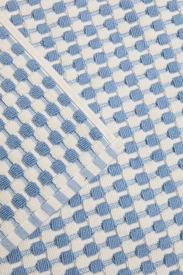 TEXTURED WAFFLE BATH MAT - Light blue by Zara - Image 3