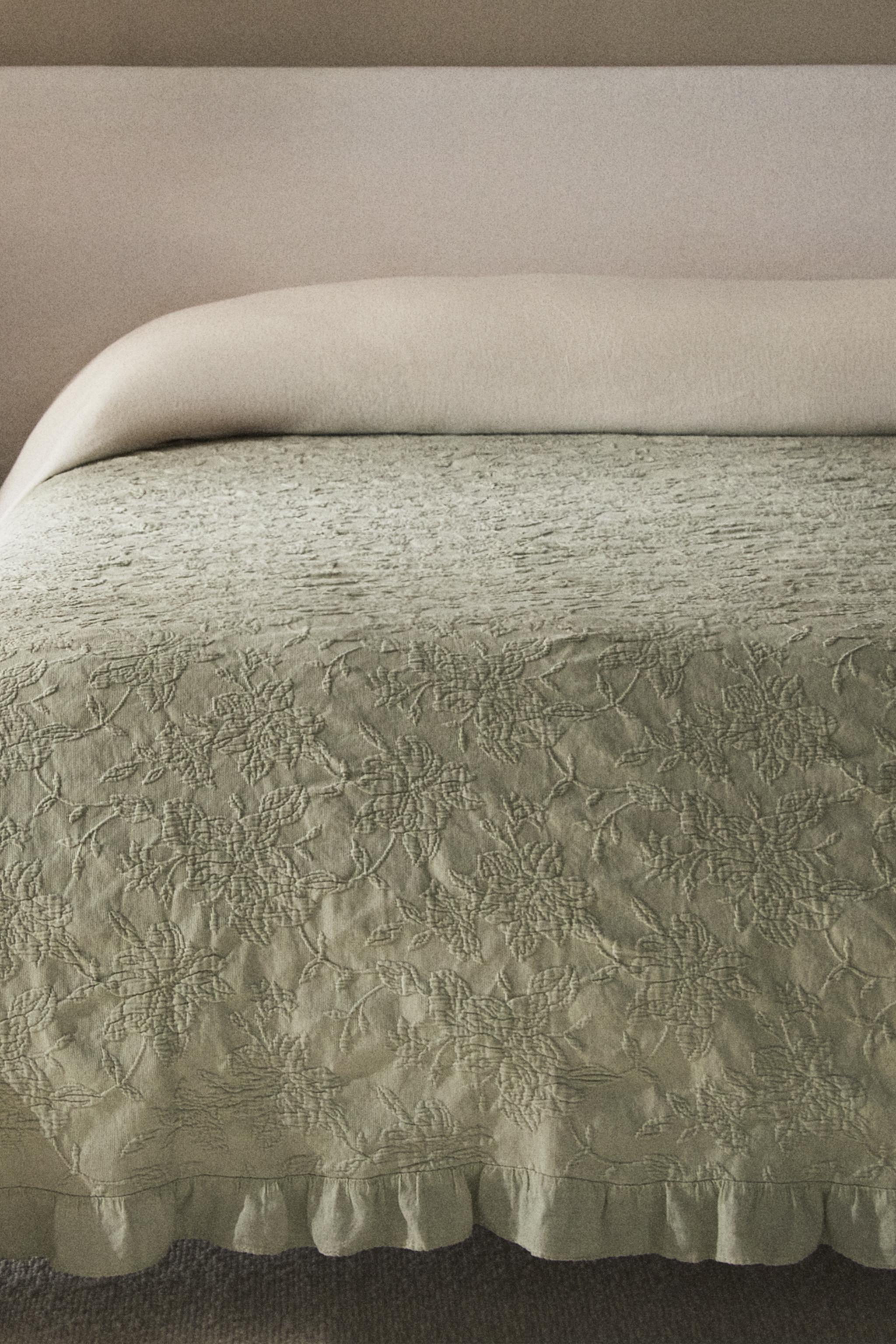COUVRE-LIT JACQUARD VOLANT